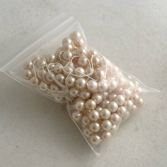 Glass based pearls. - Picture 2 of 3